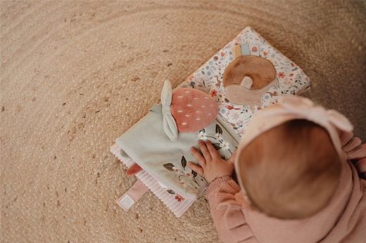 Libro blandito Little Dutch Fairy Graden